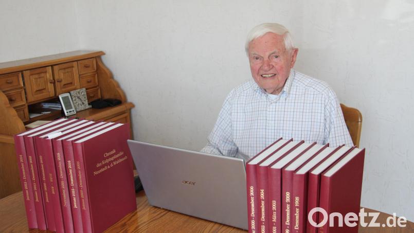 Chronist und Ehrenvorsitzender Hans Simmerl in seinem Element. Seit 40 Jahren führt er die Chronik der Kolpingsfamilie in 14 Bänden. Aktuell digitalisiert er sie mit Hilfe seines Notebooks – und das im Alter von 88 Jahren. Bild: prh