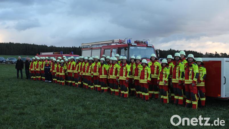 Für die Feuerwehren Grötschenreuth, Siegritz und Wetzldorf gab es neue Schutzanzüge. Bild: Fabian Keppler-Stobrawe/exb