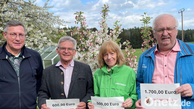 Günther Sparrer (von links) spendet seine Geburtstagsgeschenke und verdoppelt den Betrag. Am Ende profitieren die Tafel Weiden um Herbert Baumann, Greenpeace um Jutta Raquet und die Kinderkrebshilfe um Herbert Putzer. Bild: Sparrer/exb