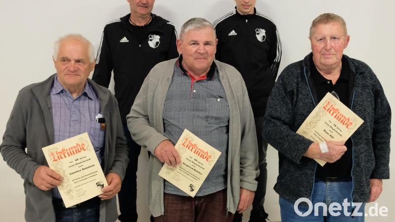 Es war die letzte Amtshandlung des scheidenen Vorsitzenden Bernd Deubzer (2.v.li.) und die erste des neuen Vorsitzenden Christian Miedel (Zweiter von rechts): Beide Vereinsvorstände ehrten mit Günther Steinlein (links), Siegfried Buttler (Bildmitte) und Hans Ahl (rechts) Urgesteine der SpVgg Neustadt am Kulm für langjährige Mitgliedschaft Bild: do