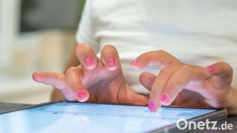 Was mit einem harmlosen Chat im Internet beginnt, kann böse enden. Laut Angaben der Polizei häufen sich seit Jahren die Fälle von sexuellen Erpressungen. Symbolbild: Mohssen Assanimoghaddam/dpa