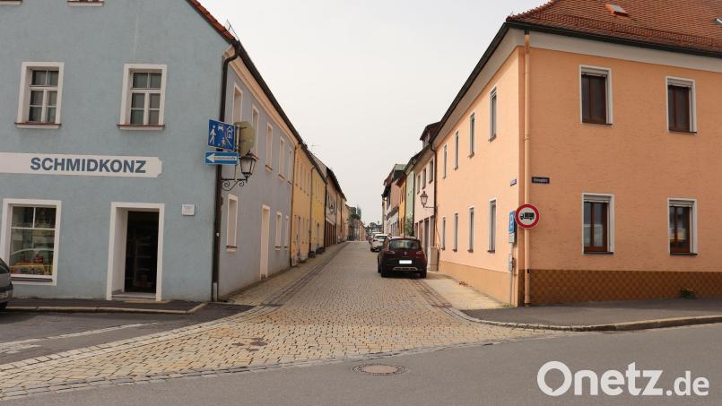 Blick in die Stichanerstraße. Sie wird, ebenso wie die anschließende Burgstraße und der links befindliche Deschplatz-Parkbereich, aufgrund in Kürze beginnender
Tiefbauarbeiten bis Ende des Jahres gesperrt. Bild: Stadt Tirschenreuth/exb