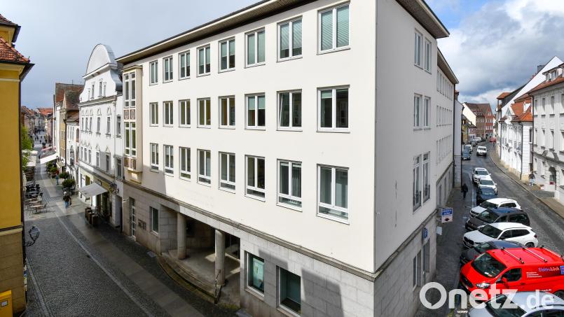 Einst war es Sparkasse, jetzt soll es Bürgerbüro werden. Doch der Weg dorthin ist mit – vor allem finanziellen – Schwierigkeiten gepflastert. Bild: Petra Hartl