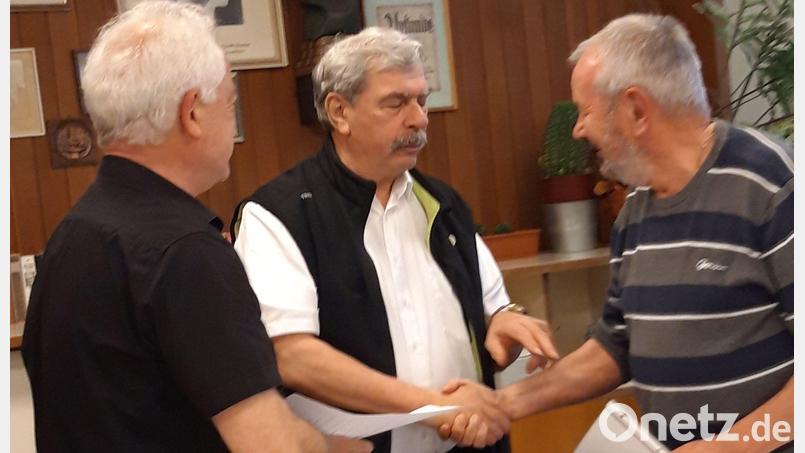 Der Bezirksvorsitzende des Verbands Wohneigentum, Reinhard Ott (Mitte), ehrt zusammen mit Vorsitzendem Harald Höfner (links) und 2. Vorsitzendem Hanauer Mitglieder der Siedlergemeinschaft Eigenheim Mooslohe für ihre Treue. Bild: Georg Hüttner/exb