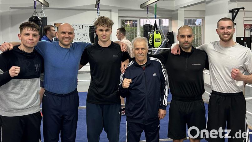 Die Amberger Boxer freuen sich über ihre Erfolge bei der Lauenhainer Boxnacht: (von links) Daniel Belz, Trainer Ruslan Schönfeld, Luis Munker, Trainer Ahmet Göksu, Muhammed Coskun, Christian Schröder. Bild: mzi