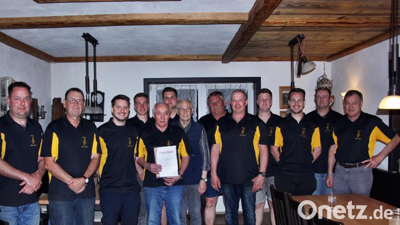 Der neue Vorstand und die Jubilare des Gesangsvereins Etzelwang (von links): Beisitzer Manfred Müller, Erster Kassier Dieter Link, Zweiter Kassier Tobias Kummer, Erster Schriftführer Stefan Pirner, Hans Brunner (40 Jahre aktiver Sänger), Beisitzer Tim Pickel, Willfried Schmidt (40 Jahre aktiver Sänger und Motor des Wiederbeginns), Beisitzer Hans Renner, Erster Vorsitzender und Chorleiter Marco Brunner, Beisitzer Maxi Scharr, Zweiter Vorsitzender Luca Berr, Beisitzer Jürgen Herrmann und Zweiter Schriftführer Dieter Beck. Bild: ds