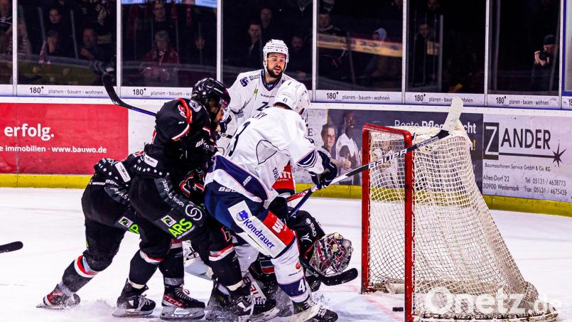 Der Moment, der für Ekstase sorgte: Fabian Ribnitzky erzielte 26 Sekunden vor Schluss den 3:2-Siegtreffer für die Blue Devils Weiden bei den Hannover Scorpions. Bild: Werner Moller