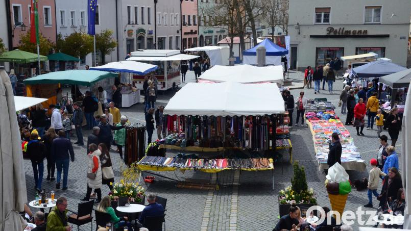 Gut besucht war der Jubilatemarkt im vergangenen Jahr. Auch heuer locken wieder zahlreiche Marktstände sowie geöffnete Geschäfte und ein buntes Programm die Menschen am Sonntag in die Altstadt. Archivbild: Kunz