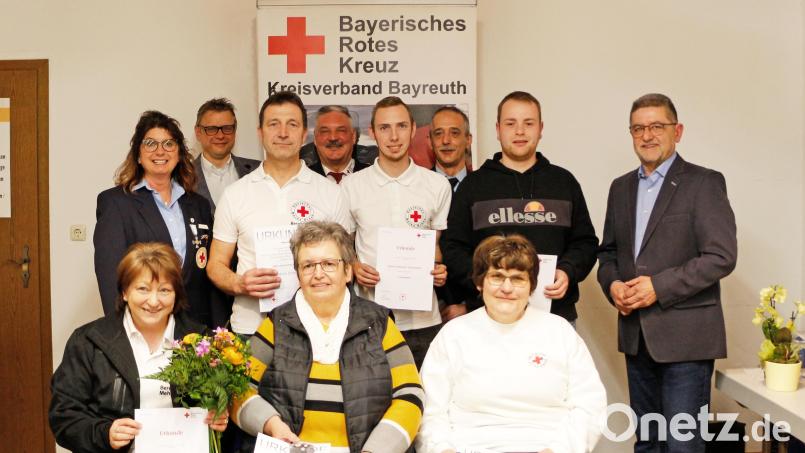 Die Verantwortlichen der BRK-Bereitschaft Mehlmeisel mit den Geehrten (stehend, von links nach rechts) Bereitschaftsleiterin Karin Eigl, Kreisgeschäftsführer Markus Ruckdeschel, Kassenwart Ulrich Pscherer, Jochen Ganzleben, Johannes Hautmann, Stellvertretender Bereitschaftsleiter Michael Prechtl, Ali Ghandour und Bürgermeister Franz Tauber sowie (sitzend, von links) Rita Bauer, Marlies Voit und Roswitha Pilger. Bild: BRK Kreisverband Bayreuth/exb