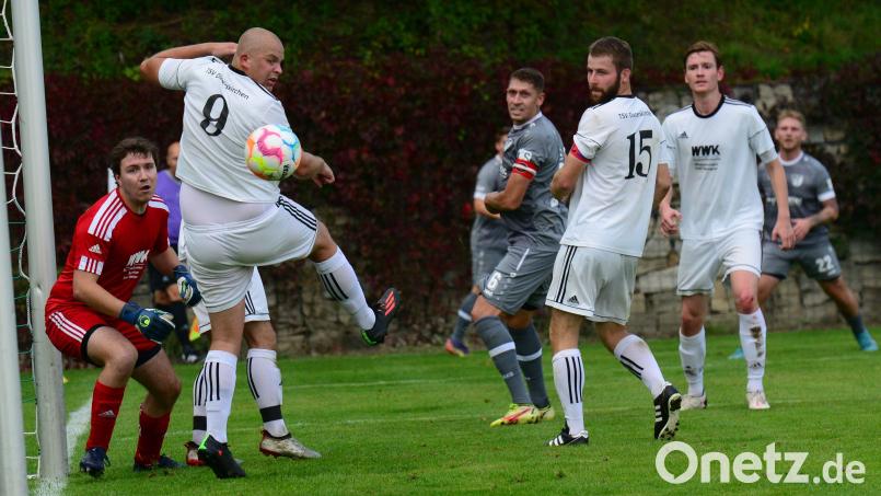 Marco Mehltreter (Zweiter von links) und seine Kollegen hängen in dieser Saison tief im Tabellenkeller der Kresliga west fest. Jetzt erfolgte die Trennung von Trainer Christian Kraus, Mehltretter coacht interimsmäßig. Bild: ham