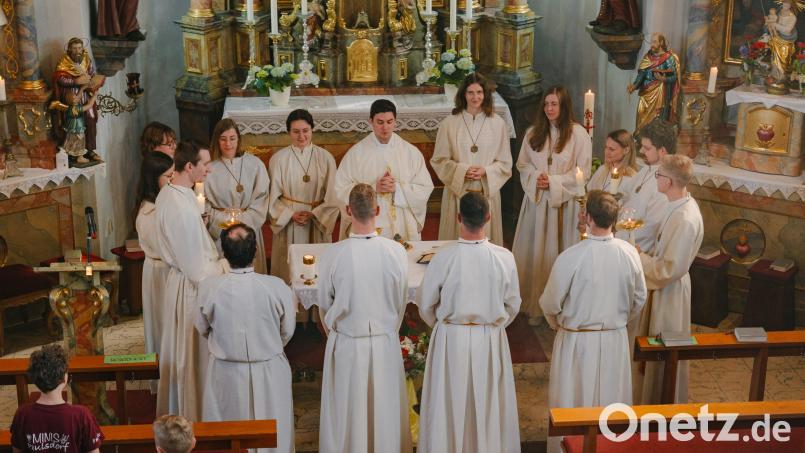 Die ehemaligen Ministranten stehen um den Altar. Bild: Christine Schwarz/exb