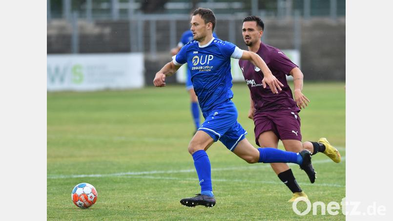 Mit schnellem Schritt zur Meisterschaft: SpVgg-SV-Kapitän Mauricio Göhlert und seine Mitspieler wollen gegen Hauzenberg unbedingt gewinnen. Bild: A. Schwarzmeier