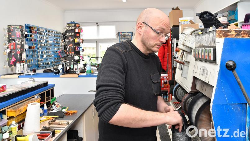 Thorsten Preißer ist mit seinem Schuh- und Schlüsseldienst in die Untere Nabburger Straße 46 umgezogen. Bild: Petra Hartl