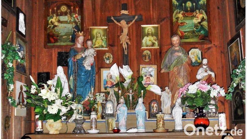 Der Innenraum der kleinen Kapelle im ehemaligen Grafenstein-Schlosspark in Röthenbach. Immer mehr Devotionalien finden dort Platz. Bild: jml