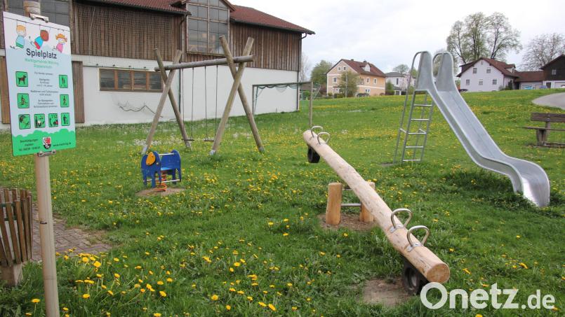 Die Wippe (im Vordergrund) wurde bereits erneuert. Nun wird noch ein Kinderkarussell auf diesem Spielplatz in Dippersreuth aufgebaut.en. Bild: kro