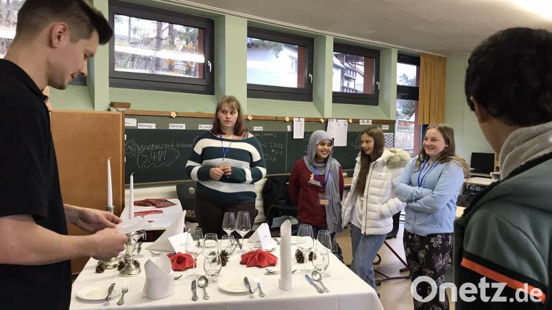 Die Frankenpfalz bietet jungen Leuten Hilfe bei der Berufswahl an, zum Beispiel beim Berufsinfotag - im Bild eine Aufnahme aus dem Jahr 2023 - oder mit ihrer aktualisierten Ausbildungsplatzbroschüre. Archivbild: Verena Frauenknecht/exb