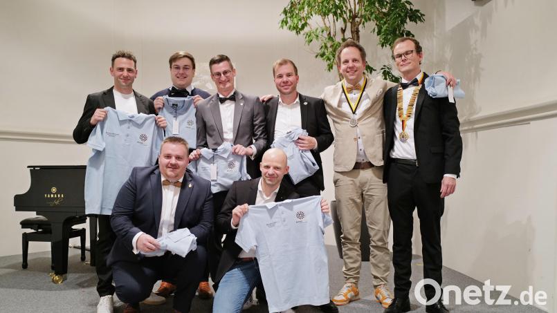 Oliver von Bornstädt (rechts) und sein Stellvertreter Tobias Brunner (links daneben) freuen sich als Vorstände von Round Table Schwandorf zusammen mit ihrem Team über eine hohe Summe an Spendengeldern, die verteilt werden konnte. Bild: Stefan Gruber/exb