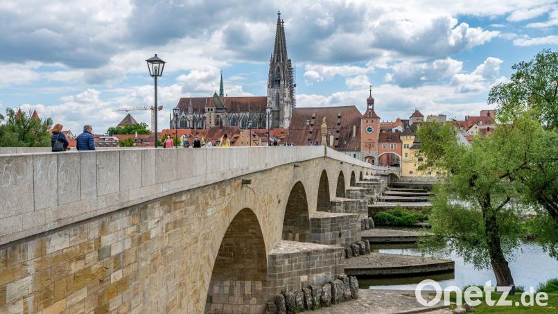 Ein 28-Jähriger soll im Oktober 2023 einen 20-Jährigen im Streit über die Brüstung der Steinernen Brücke in Regensburg geschubst haben. Archivbild: Armin Weigel/dpa/Archivbild