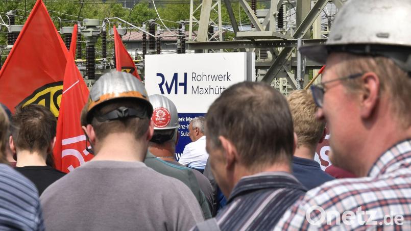 Bei der Rohrwerk-Belegschaft ist die Stimmung durch die erneute Insolvenz des Röhrenherstellers am Gründonnerstag nach der ersten im Dezember 2021 auf dem Tiefpunkt angelangt. Viele der Beschäftigten wollen zwar nicht die Köpfe hängen lassen, wissen aber derzeit nicht, wie ihre berufliche Zukunft aussieht. Archivbild: Petra Hartl