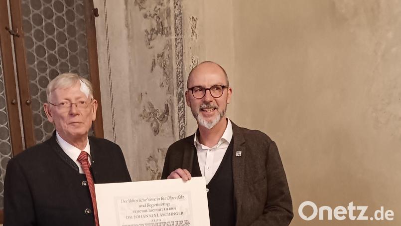 Dr. Thomas Feuerer (rechts) ernannte den ehemaligen Leiter des Amberger Stadtarchivs, Dr. Johannes Laschinger, zum Ehrenmitglied des Historischen Vereins. Bild: Dr. Gugau/exb