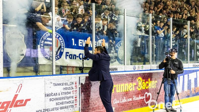 Blue-Devils-Trainer Sebastian Buchwieser ließ sich nach dem Einzug in Play-off-Finale von den Weidener Fans feiern. Bild: Tobias Neubert