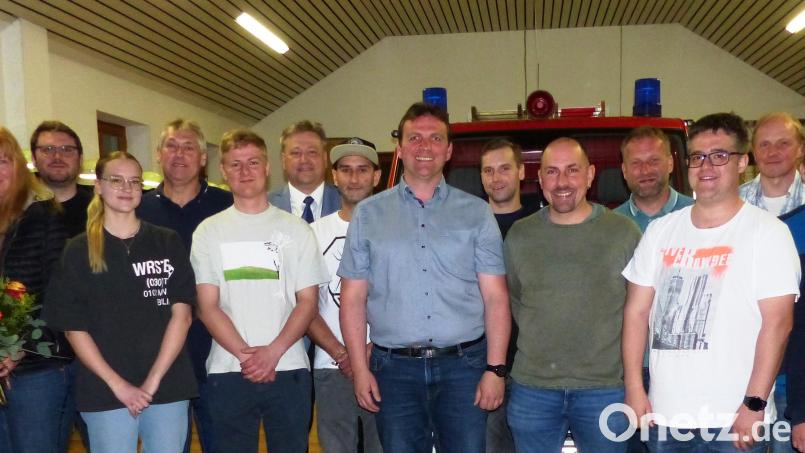 Die neue Führung der Feuerwehr Pfaffenhofen (von links): Stefan, Marion und Leonie Kuhn, Korbinian Jancker, Markus Blomenhofer, Patrick Hollweck, Bürgermeister Stefan Braun, Tobias Koller, Jürgen Rubenbauer, Mathias Kemmling, Thomas Weigl, Martin Hollweck, Sebastian Weber, Richard Polster, Martin Geier und Markus Hollweck. Bild: jp