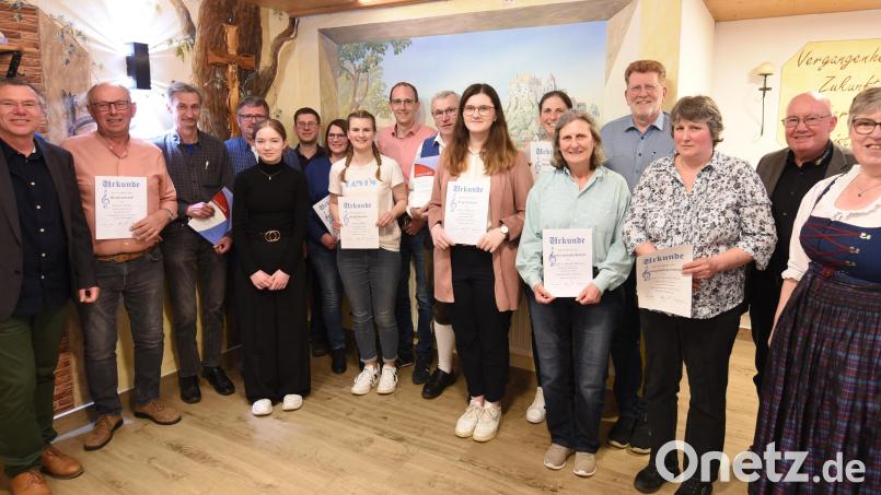 Die Jugendblaskapelle Parkstein hat den Vorstand neu gewählt sowie treue Mitglieder geehrt. Bild: Christian Witt/exb