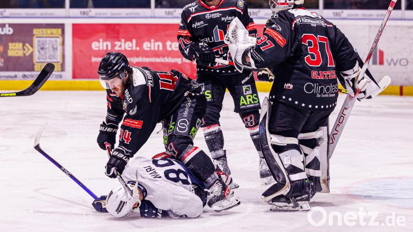 Das zweite Play-off-Finale in der Eishockey-Oberliga zwischen den Hannover Scorpions und den Blue Devils Weiden (weiße Trikots) am Dienstagabend war extrem hart umkämpft. Bild: Werner Moller