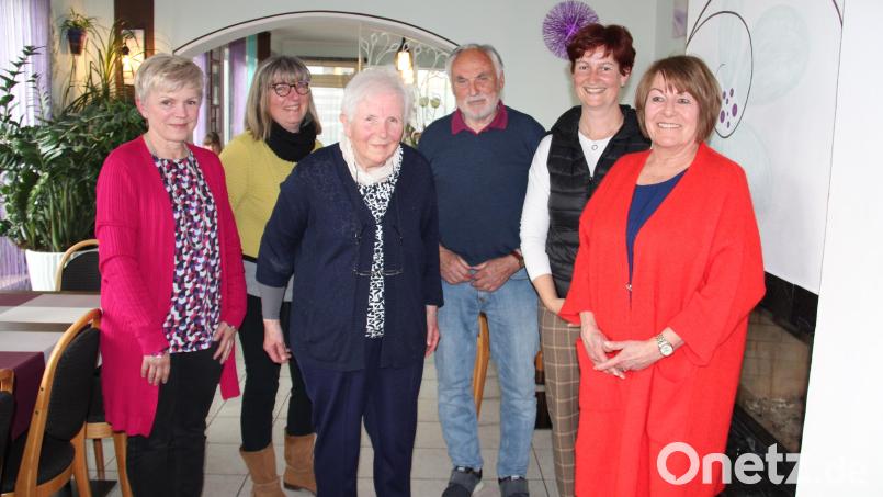 Ernst Umann (Dritter von rechts) wurde mit seinem bewährten Team erneut an die Spitze des Oberpfalzvereins gewählt. Er unterbreitete Zweiter Bürgermeisterin Tanja Kippes (Zweite von rechts) einen interessanten Vorschlag für eine neu Bleibe des Vereins in Bezug auf Veranstaltungen. Bild: prh