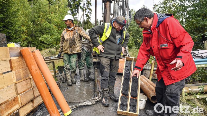 Sedimente und Steine aus 70 Metern Tiefe förderten die Bohrungen im Maar im Selber Forst zutage. Bild: Florian Miedl/fph