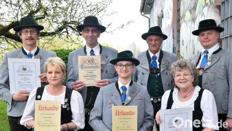 Der Volks- und Gebirgstrachtenverein Hoamatland Amberg ehrte treue Mitglieder (von links): Thomas Otto, Ingrid Ruscheinski, Eckehard Papenfuß, Maximilian Pfab, Peter Baringer, Franziska Pfab (in Vertretung für Heribert Pfab) und Maximilian Wichmann. Bild: Petra Hartl