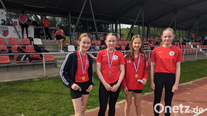 Die Leichtathletinnen der TB Jahn Wiesau setzten sich in Regensburg gut in Szene: (von links) Anna Haberkorn, Valentina Bauer, Lara Werner, Leoni Grabe. Bild: exb
