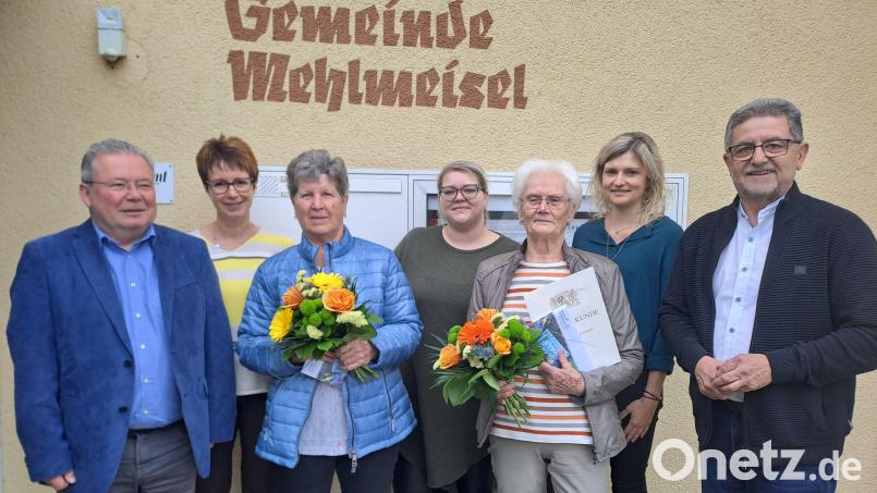 Sigrid Ritter (Dritte von links) und Brigitte Kleier (Dritte von rechts) waren Jahrzehnte bei der Gemeinde beschäftigt. Dafür dankten Verwaltungsleiter Lothar Huber (von links), die Gemeindemitarbeiterinnen Anja Endler, Sandra Kleier und Katharina Schinner, Kämmerin und Enkelin von Brigitte Kleier, sowie Bürgermeister Franz Tauber. Bild: gis