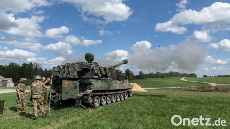 Der Truppenübungsplatz Grafenwöhr ist zentral für die Ausbildung ukrainischer Soldaten. Auf diesem Bild vom Mai 2022 trainieren dort Ukrainer mit einer M109 Haubitze. Der Übungsplatz in der Oberpfalz soll Ziel von Spione mit Verbindung nach Russland gewesen sein. Archivbild: Sgt. Spencer Rhodes