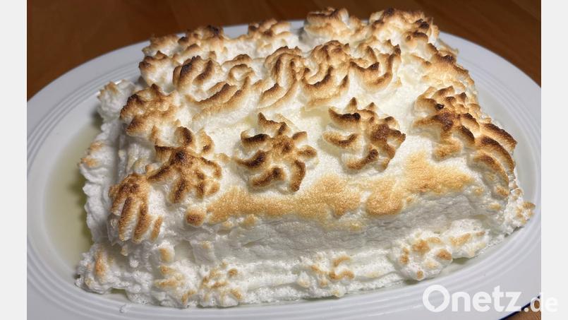 Das Tiramisu wird vor dem Servieren vier Minuten unter den Grill gestellt. So bekommt der Eischnee seine leicht braune Färbung. Bild: Michael Schiffer