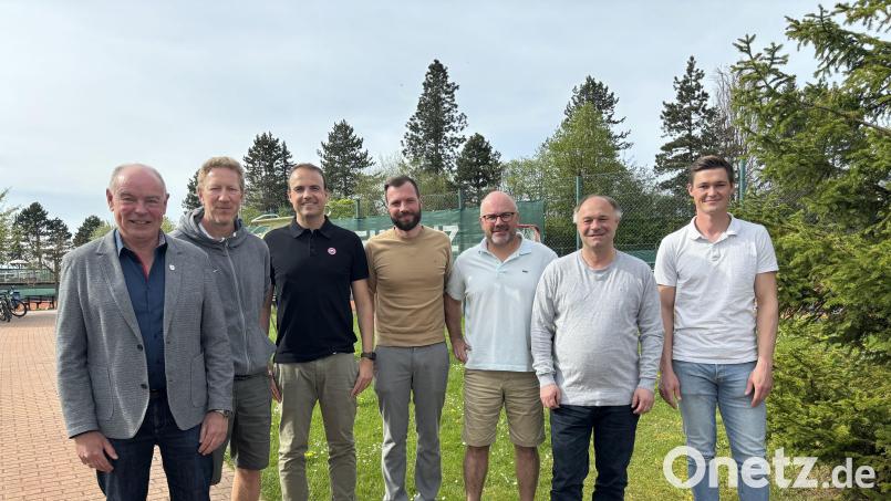 Bürgermeister Roland Strehl (von links) mit Tobias Heckmann, Schatzmeister Stefan Meier, Dominik Schönwetter, Vorstand Thomas Kick, Schriftführer Christian Baldauf und Jugendwart Björn Letz. Bild: e