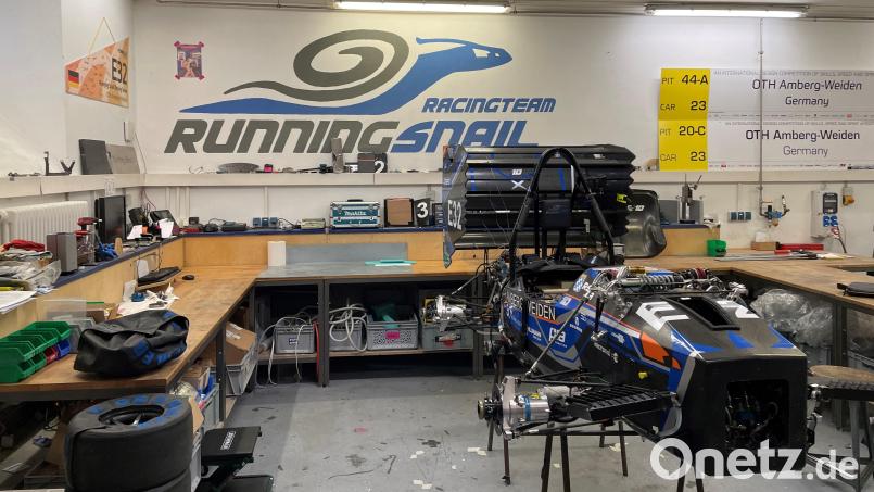 In der Werkstatt des Nachwuchsrennstalls &quot;Running Snail&quot; steht das Auto der vergangenen Saison. In ein paar Monaten will das Team dort den neuen Boliden zusammenschrauben. Bild: Nils Ganzmann