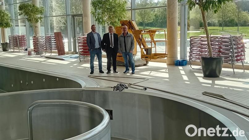 Bulmare-Geschäftsführer Johannes Ortner, Bürgermeister Thomas Gesche und Bulmare-Geschäftsführer Reiner Beck überzeugen sich vor Ort vom Fortschreiten der Arbeiten im Wohlfühlbad. Bild: Gloria Arnold/exb