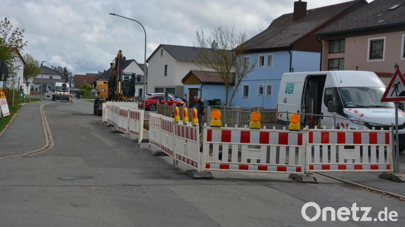 Bereits begonnen haben Arbeiten an der Wasserleitung in der Porzellinerstraße (Bild). Für Erneuerungsmaßnahmen dort und in der Garten- und Mühlenstraße sowie im Bereich Ziegelhütte sind heuer 960.000 Euro im Haushalt eingeplant. Bild: jr