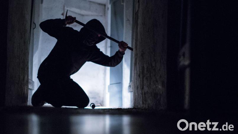 Unbekannte haben aus zwei Autos in Rodenzenreuth bei Waldershof verschiedene Gegenstände gestohlen. Bild: Silas Stein/dpa/Archivbild