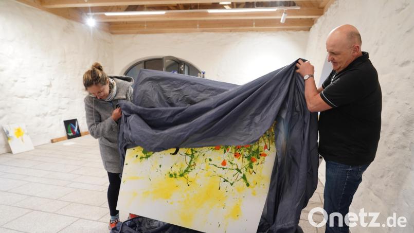 Der Kukuve Erbendorf lädt von Freitag, 19. April, bis Sonntag, 21. April, zur Kunstausstellung ins Bürgerhaus ein. Jürgen Frischholz und Nicole Aumann packen ein Gemälde aus. Bild: kaz