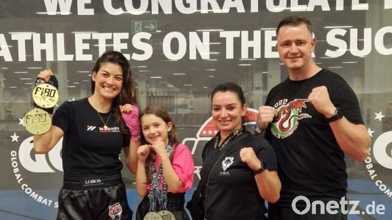 Jenny Wurster und Mila Wurster freuen sich mit den Trainern Sofia Kilic und Erich Aul (von links) über ihre WM-Qualifikation. Bild: Thomas Schmitz