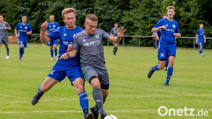 André Bauer (links) von der SG Niedermurach/Pertolzhofen bekämpft Daniel Augustin vom FC OVI/Teunz. Im Hinspiel siegte der FC 6:1, am Freitag wird das Rückspiel nachgeholt. Bild: Guenter Uschold