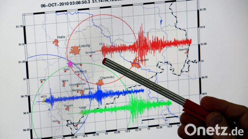 Der Seismologe Siegfried Wendt vom Geophysikalischen Observatorium der Universität Leipzig zeigt die seismographischen Aufzeichnungen eines Erbebens bei Pegau (Sachsen) im Jahr 2010 am 06.08.2014 im Observatorium auf dem Collm (Sachsen). Bild: Jan Woitas/dpa