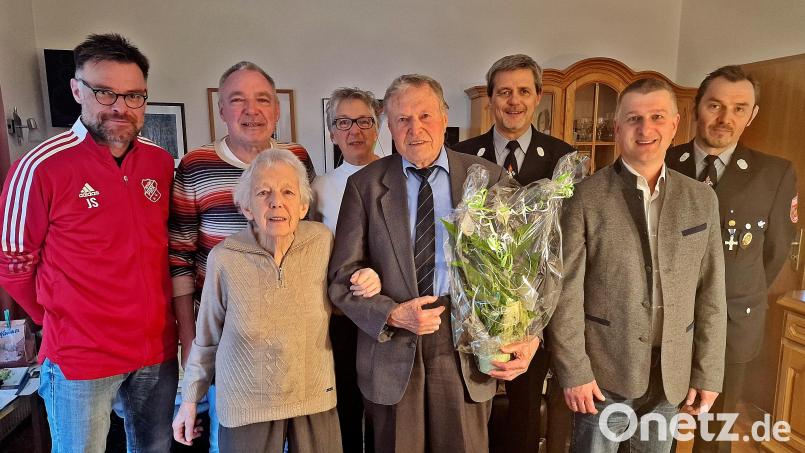 Vielen Gratulanten kann Georg Lindner zu seinem 85. Geburtstag die Hände schütteln. Von links: Josef Schiesl, Sohn Christian Lindner, Ehefrau Roswitha, Martina Bauriedl (Tochter), Georg Lindner, Andreas Albrecht, Bürgermeister Dietmar Schaller und Josef Meißner. Bild: R. Kreuzer