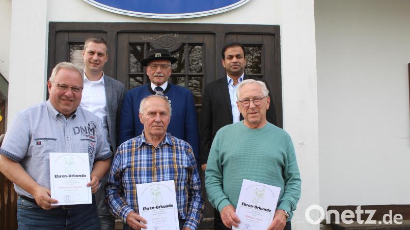 Bertram Dürrschmidt (vorne von links), Georg Schiener und Anton Mößbauer wurden von Bürgermeister Wolfgang Söllner (hinten von links), Vorsitzendem Hans-Jürgen Enders und Pfarrer Pater Anish George für ihre Treue zum Trachtenverein ausgezeichnet. Bild: Josef Söllner/exb