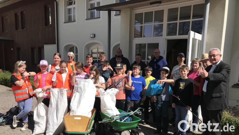 Die Hahnbacher Firmlinge zeigen sich stolz auf ihre erfolgreiche Müllsammelaktion. Bild: mma