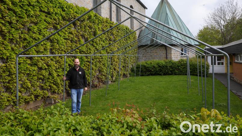 Der Pavillon neben der Erlöserkirche in Amberg wird Montag und Dienstag mit Blumen und roten Teppichen für die Zeremonie geschmückt. Bild: Wolfgang Steinbacher