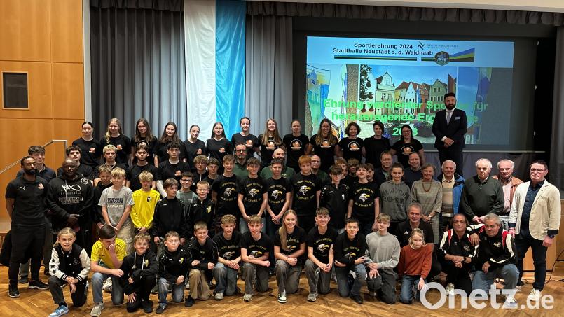 Die erfolgreichen Sportler des Jahres 2023 wurden im Rahmen eines Ehrenabends in der Neustädter Stadthalle durch Sportreferent Wolfgang Schwarz und Bürgermeister Sebastian Dippold zusammen mit ihren Betreuern geehrt. Bild: Bernhard Knauer [krb]
