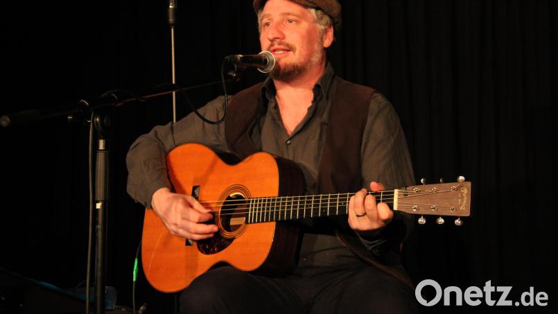 Der Südtiroler Dominik Plangger, ein begnadeter Liedermacher beschert den Zuhörern ein ruhiges, aber beeindruckendes Konzert in der Schafferhof-Tenne. Bild: prh